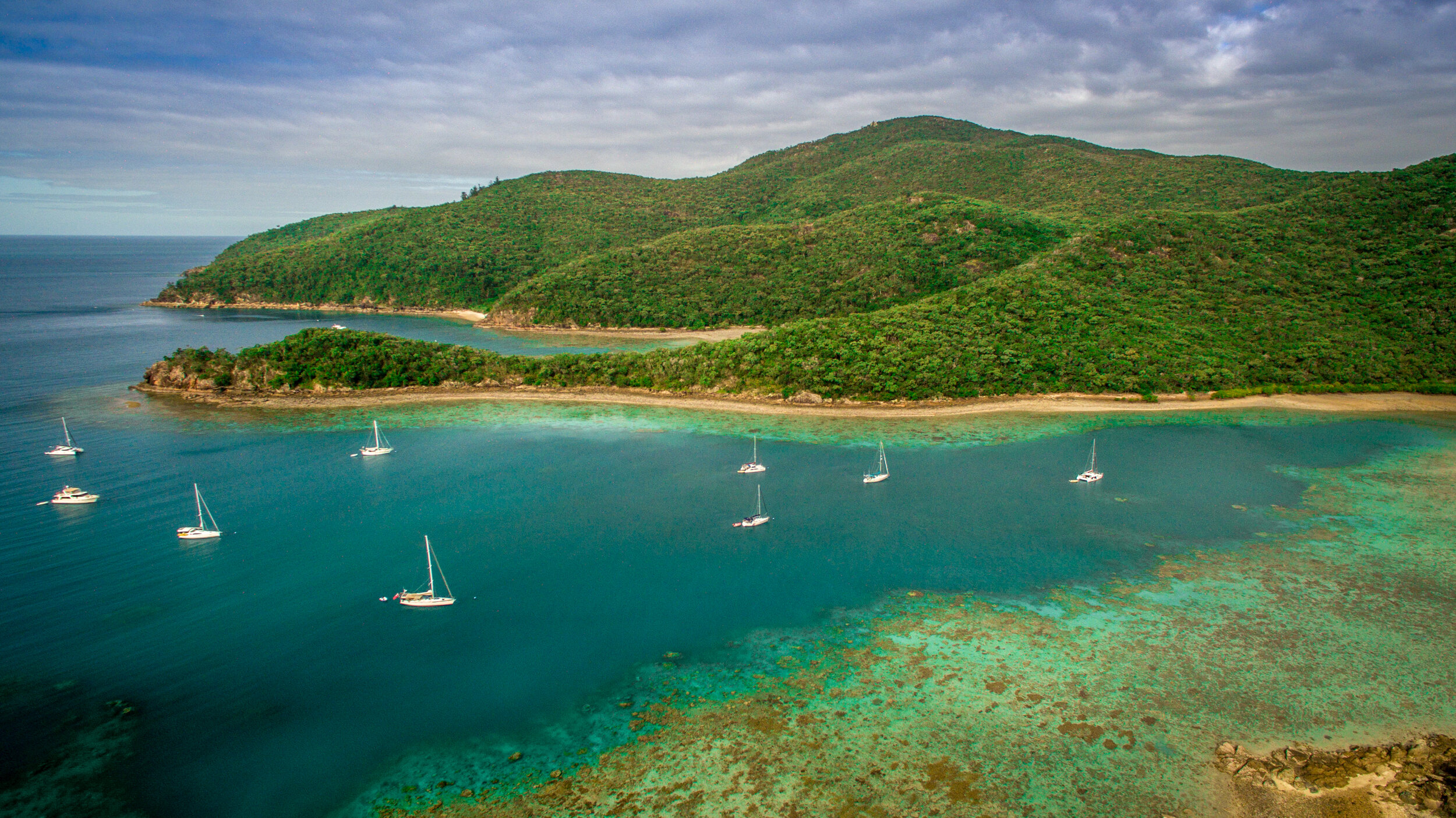 Encompassing a total of 74 stunning islands, the whitsundays dot the queensland coastline like the jewels of the pacific ocean that they are. Luxury Yachts Whitsundays Bareboating And Crewed Luxury Charters
